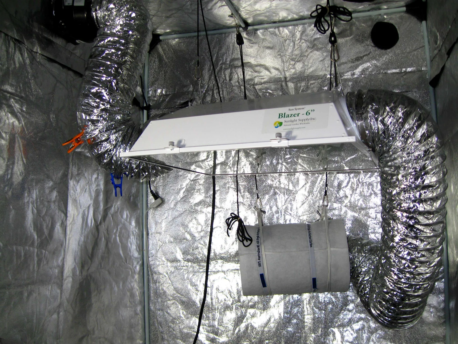 Grow-Equipment mit Leuchte, Abluftschlauch und Filter im Zelt